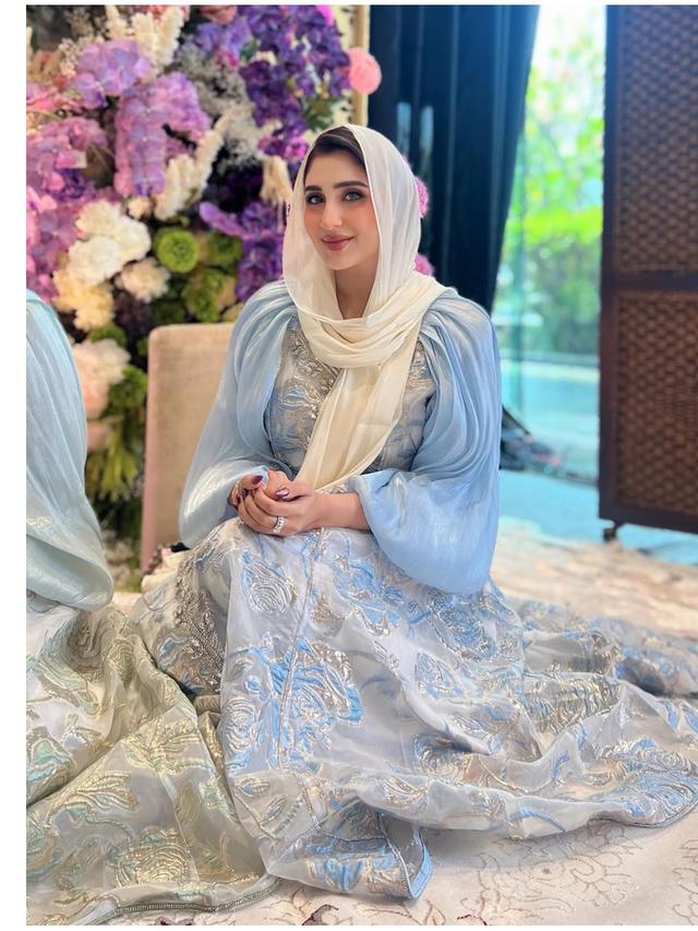 6 Potret Tania Nadira di Pengajian & Siraman Adik Ipar, Pakai Gamis dan Kebaya