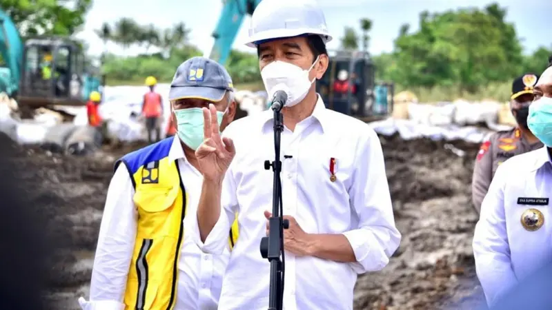 Presiden Joko Widodo (Jokowi) meninjau lokasi jebolnya Tanggul Citarum di Kampung Sumber Urip, Kecamatan Pebayuran, Kabupaten Bekasi, Jawa Barat, Rabu 24 Februari 2021.  (Dok PUPR)