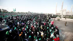 Ribuan wanita yang mendukung gerakan Houthi ikut dalam peringatan hari kelahiran Nabi Muhammad di Sanaa, Yaman (11/12). Mereka meneriakkan Labbayka Ya Rasulullah sambil membawa bendera-bendera hijau bertuliskan slogan yang sama. (Reuters/Khaled Abdullah)
