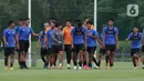 Pemain Timnas Indonesia U-22 usai mengikuti latihan perdana di Lapangan D, Kompleks Gelora Bung Karno, Senayan, Jakarta, Rabu (10/2/2021). Latihan perdana Timnas U-22 diikuti 31 pemain yang dipersiapkan untuk ajang SEA Games 2021 di Vietnam. (Liputan6.com/Helmi Fithriansyah)