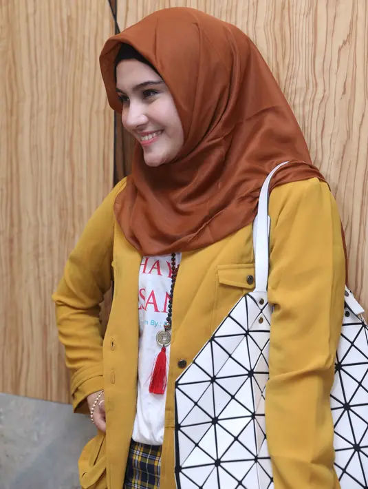 "Tapi aku berusaha untuk mengisi cerita-cerita Nabi itu terus puzzle huruf hijaiyah. Dan akhirnya dia ketergantungan untuk main gadget itu toh ada unsur edukasi," ujar Zee Zee di kawasan Ampera, Jakarta Selatan, Senin (25/1). (Nurwahyunan/Bintang.com)