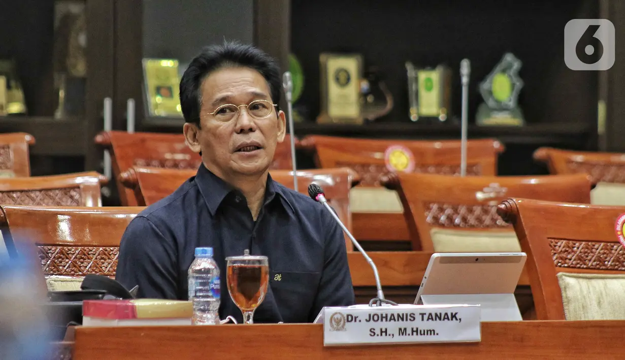 Direktur Tata Usaha Negara Kejaksaan Agung, Johanis Tanak mengikuti Uji Kelayakan dan Kepatutan (fit and proper test) Calon Pengganti Komisioner Komisi Pemberantasan Korupsi (KPK) di Ruang Rapat Komisi III DPR, Kompleks Parlemen, Senayan, Rabu (28/9/2022). Uji Kelayakan dan Kepatutan Calon Pengganti Komisioner KPK diikuti dua orang yakni Direktur Tata Usaha Negara Kejaksaan Agung, Johanis Tanak dan Auditor Badan Pemeriksa Keuangan (BPK), I Nyoman Wara yang akan menggantikan Lili Pintauli Siregar yang mengundurkan diri. (Liputan6.com/Angga Yuniar)