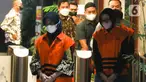 Hakim Yustisia atau Panitera Pengganti MA Elly Tri Pangestu dan Desy Yustria selaku PNS pada Kepaniteraan MA  seusai konferensi pers terkait operasi tangkap tangan (OTT) perkara suap di Mahkamah Agung, di gedung KPK, Jakarta, Jumat (23/9/2022).   Suap diduga berkaitan dengan upaya kasasi di MA atas putusan pailit Koperasi Simpan Pinjam Intidana.. (Liputan6.com/Herman Zakharia)