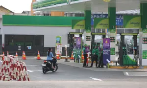Dalam beberapa pekan terakhir, SPBU swasta, terutama Shell Indonesia dan BP-AKR, mengalami kekosongan stok Bahan Bakar Minyak (BBM) non-subsidi. (Kapanlagi.com/Budy Santoso)