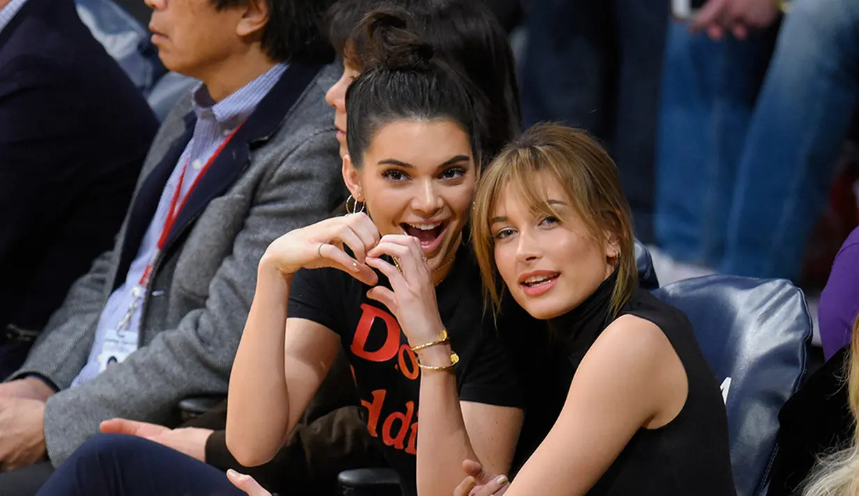 Sementara itu tato keduanya yakni berwarna putih bergambar hati yang patah. Itu adalah tato yang sama dengan Hailey Baldwin. (StyleCaster)