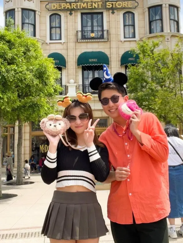 7 Potret Kedekatan Livy Renata dan Tomo ‘Waseda Boys’ Kencan di Disneyland Jepang