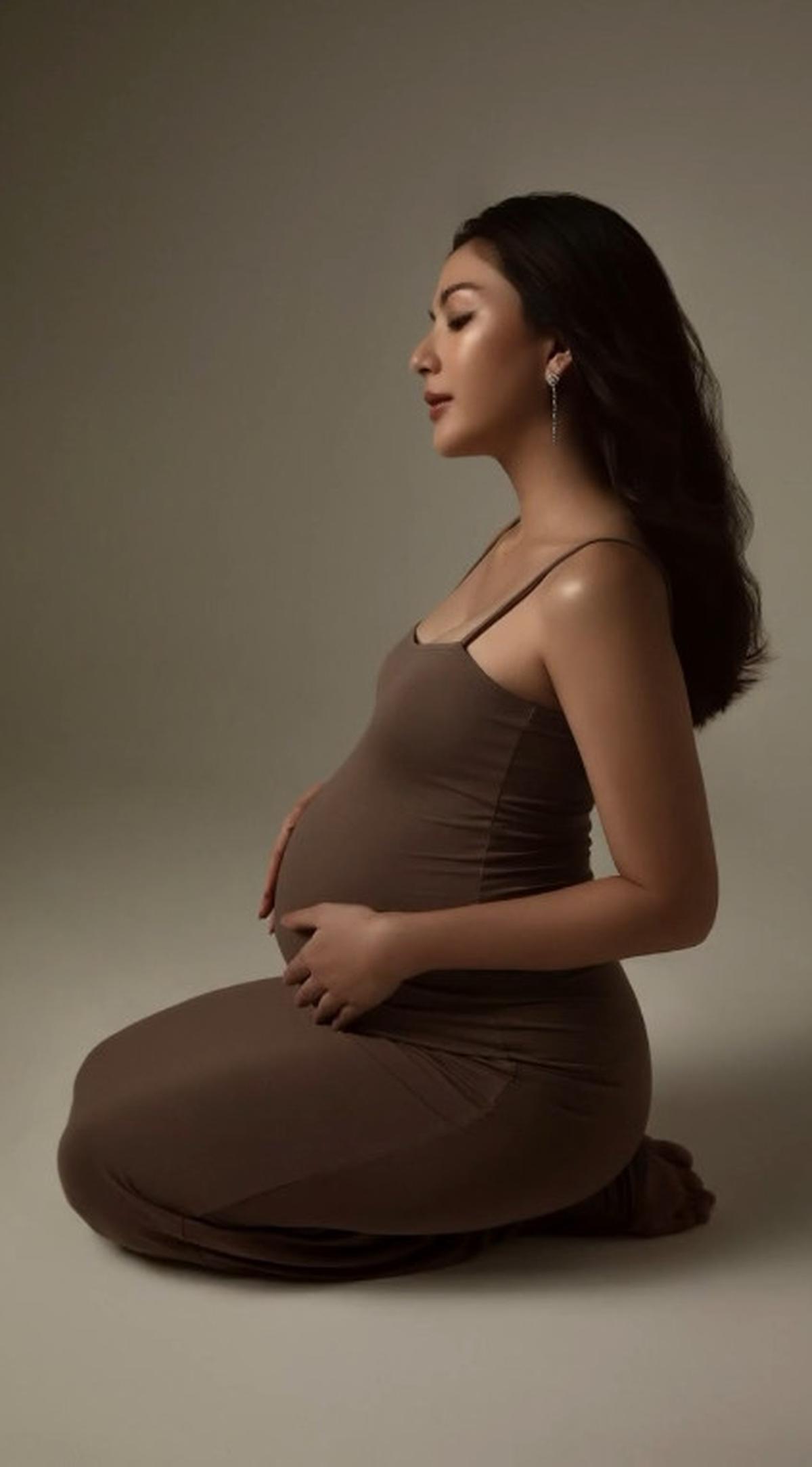 Banyak pujian mengalir atas kecantikan Jessica Mila dalam maternity shoot ini. Antusiasme juga tumbuh dari yang tak sabar menanti kelahiran buah hati mereka.