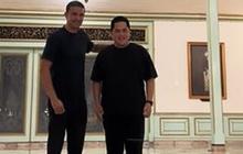 Eks Bintang Liga Inggris Jalan-jalan di Pura Mangkunegaran Solo, Sosoknya Jadi Sorotan