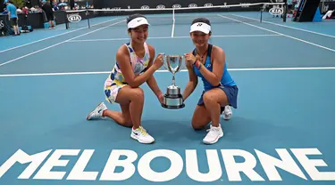 Alexandra Eala dari Filipina (kiri) dan Priska Madelyn Nugroho dari Indonesia berpose dengan piala usai mengalahkan Ziva Falkner (Slovenia)/Matilda Mutavdzic (Inggris) pada final Australia Terbuka Junior 2020 di Melbourne, Jumat (31/1/2020). Priska/Alexandra menang 6-1, 6-2. (AP/Dita Alangkara)