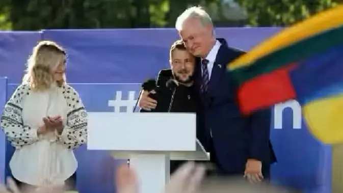 <p>Presiden Ukraina Volodymyr Zelensky dirangkul oleh Presiden Lithuania Gitanas Nauseda setelah dia berpidato di Lukiskiu Square di Vilnius di sela-sela KTT NATO 2023. (Dok. AFP)</p>