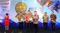 Tampak dalam gambar (tengah) Cuncun Wijaya, Corporate Secretary PT Modernland Realty Tbk. saat menerima penghargaan Anugerah Perusahaan Terbuka Indonesia III - 2016 (APTI-III-2016).