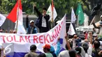  Ratusan nelayan dari pesisir teluk Jakarta melakukan aksi unjuk rasa di depan Istana Merdeka Jakarta, Kamis (21/4/2016). Dalam aksinya, mereka menolak reklamasi teluk Jakarta dan menolak penggusuran pemukiman nelayan. (Liputan6.com/Helmi Fithriansyah)