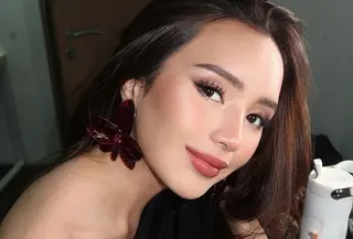 Glam makeup look ala Beby Tsabina yang bisa jadi inspirasi. [@rhay_david].