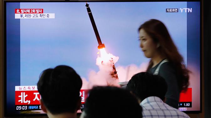 Orang-orang menonton TV yang menunjukkan peluncuran rudal Korea Utara di Stasiun Kereta Seoul, Korea Selatan, Selasa (10/9/2019). Korea Utara dilaporkan kembali meluncurkan dua proyektil tak teridentifikasi pada hari ini. (AP Photo/Ahn Young-joon)