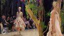 Model berjalan membawakan busana rancangan Sebastian Gunawan  bertema "A Midsummer Night's Dream" di Jakarta, Kamis (19/11). Tian Gunawan terinspirasi dari karya sastrawan William Shakespear. (Liputan6.com/Herman Zakharia)