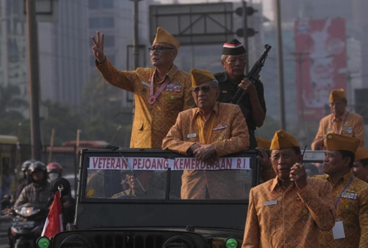 Semarak pawai Hari Veteran, bekas pejuang bawa bambu runcing