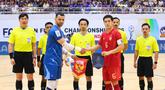 Pemain Timnas Indonesia, Muhammad Albagir bersama kapten Thailand foto bersama pada final Piala AFF Futsal 2026 di Nonthaburi Sports Complex Gymnasium, Nonthaburi hari Minggu, (12/4/2026). (Dok. FFI)