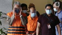 Isnu Edhy Wijaya (kiri) bersama Husni Fahmi sesaat sebelum rilis penahanan tersangka di Gedung KPK, Jakarta, Kamis (3/2/2022). Isnu Edhy Wijaya bersama Husni Fahmi ditetapkan sebagai tersangka dalam perkara pengadaan paket penerapan E-KTP tahun 2011-2013. (Liputan6.com/Helmi Fithriansyah)