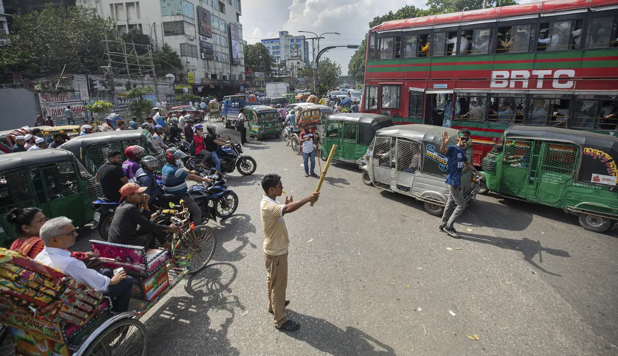 Jalanan kota yang tadinya dipenuhi oleh kerumunan orang yang bergembira setelah kejatuhan Perdana Menteri Hasina, kini terlihat lebih sepi, dengan lebih sedikit kendaraan dan pejalan kaki.  (AP Photo/Rajib Dhar)