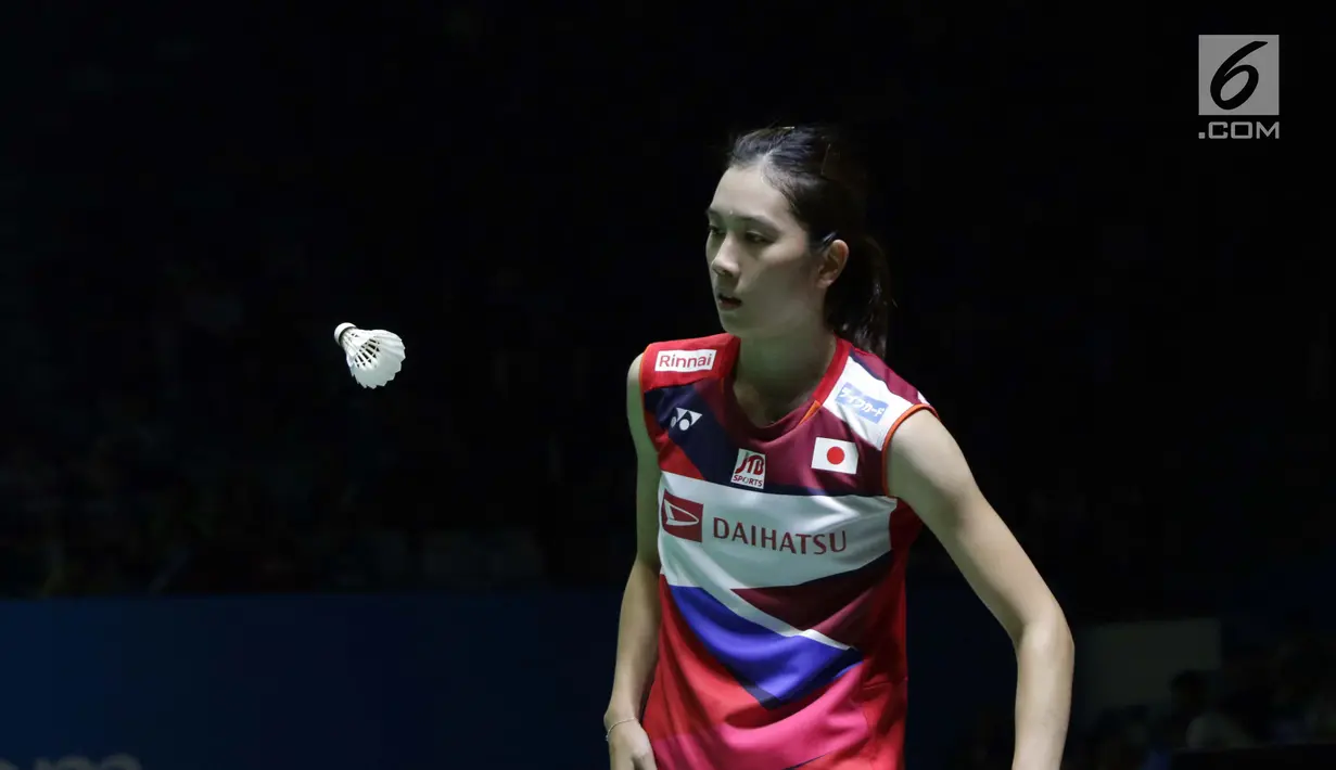 Pebulu tangkis tunggal putri Jepang, Aya Ohori tertunduk saat melawan unggulan kelima Indonesia Open 2019, Pusarla V Sindhu (India) di Babak 32 besar Indonesia Open 2019 di Istora Senayan, Jakarta, Rabu (17/7/2019). Aya Ohori kalah 21-11, 15-21. 15-21. (Liputan6.com/Helmi Fitrhiansyah)