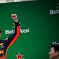 Pebalap Red Bull, Max Verstappen, finis di posisi ketiga pada balapan F1 GP China di Sirkuit Internasional Shanghai, Minggu (9/4/2017). (EPA/Diego Azubel)