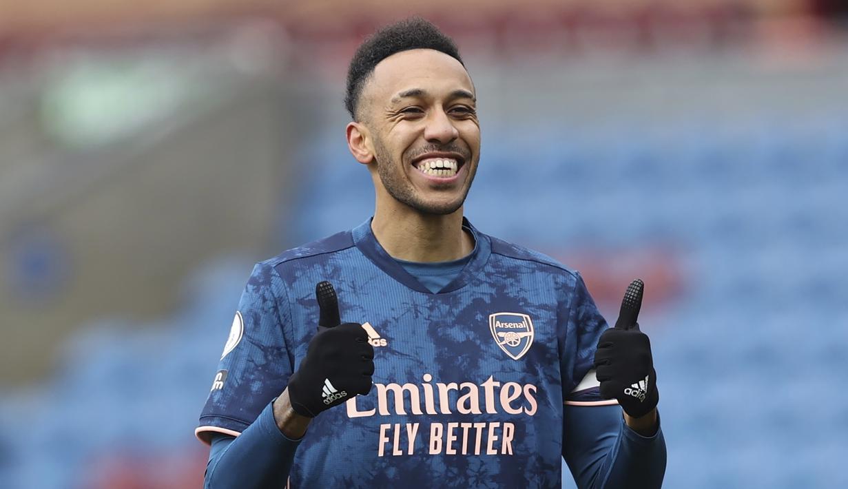 Striker Arsenal, Pierre-Emerick Aubameyang melakukan selebrasi usai mencetak gol ke gawang Burnley dalam laga lanjutan Liga Inggris 2020/21 di Turf Moor, Burnley, Sabtu (6/3/2021). Arsenal bermain imbang 1-1 dengan Burnley. (AP/Clive Brunskill/Pool)