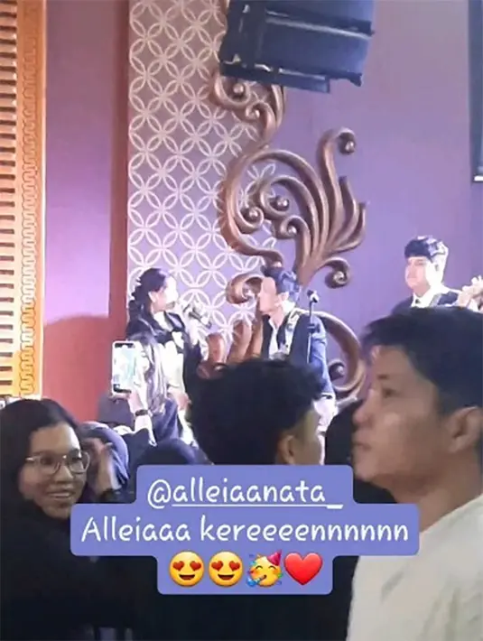<p>"Ngapain sekarang," tanya Ariel. "Nyanyi," jawab Alleia. "Oh Sendiri, gak sama Alleia," sambung Ariel lagi. Alleia duet dengan sang ayah membawakan lagu Menghapus Jejakmu yang dipopulerkan Ariel bersama teman-teman Peterpan. [Instagram/meisya__siregar]</p>