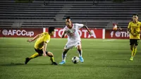 M. Rahmat (kanan - Bali United), mencoba menghindari penjagaan pemain Ceres Negros. (Bola.com/