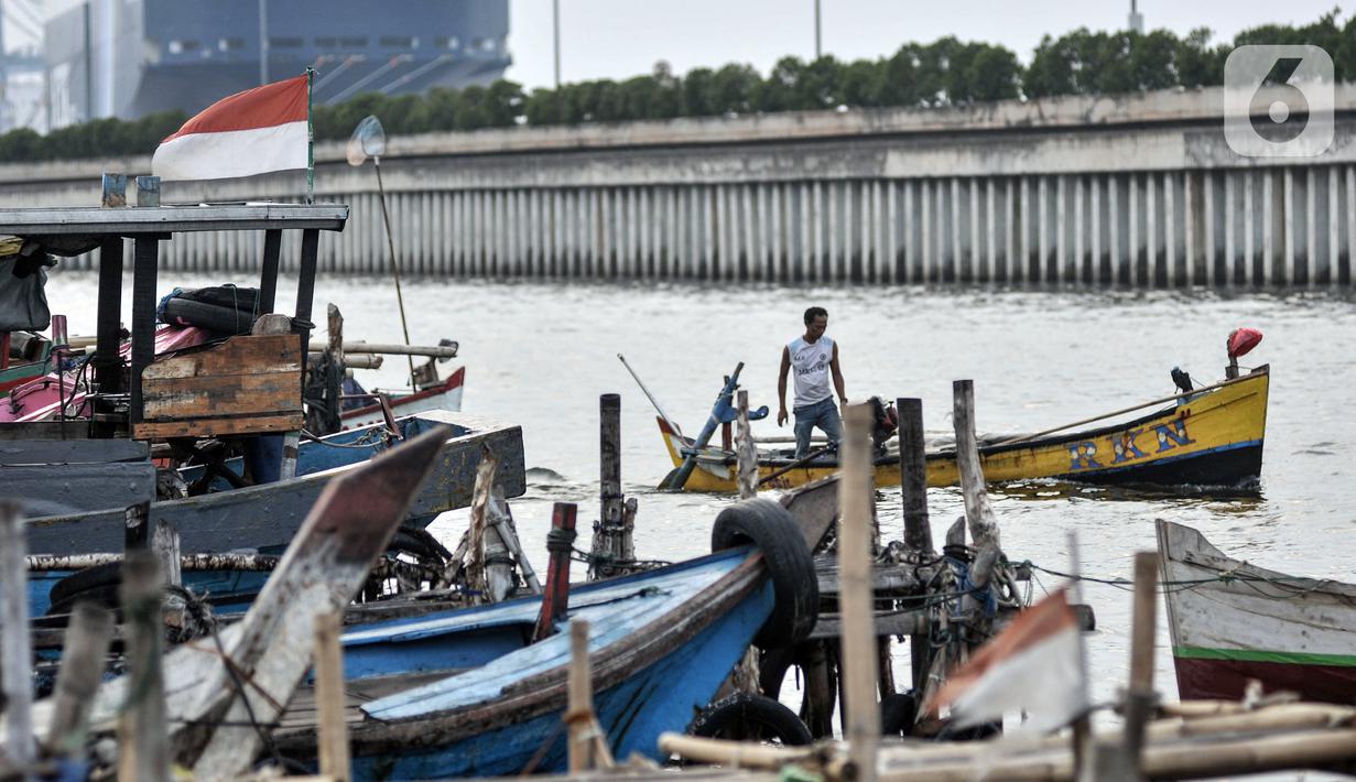 Aktivitas nelayan di kawasan pesisir Kalibaru, Cilincing, Jakarta Utara, Senin (19/9/2022). Para nelayan di kawasan Cilincing mengeluhkan kebijakan pemerintah menaikkan harga bahan bakar minyak (BBM) bersubsidi jenis solar. (merdeka.com/Iqbal S. Nugroho)