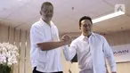 Komisaris Utama PT Garuda Indonesia Tbk Triawan Munaf (kanan) berjabat tangan dengan Direktur Utama (Dirut) PT Garuda Indonesia (Persero) Tbk (GIAA) Irfan Setiaputra saat berkenalan kepada media di Jakarta, Jumat (24/1/2020). (Liputan6.com/Angga Yuniar)