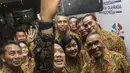 Menpora, Imam Nahrawi, selfie bersama mantan atlet Indonesia saat Anugerah Leganda Olahraga di Hotel Bidakara, Jakarta, Rabu (13/12/2017). Sebanyak 286 atlet masing-masing mendapatkan 40 juta rupiah. (Bola.com/Vitalis Yogi Trisna)