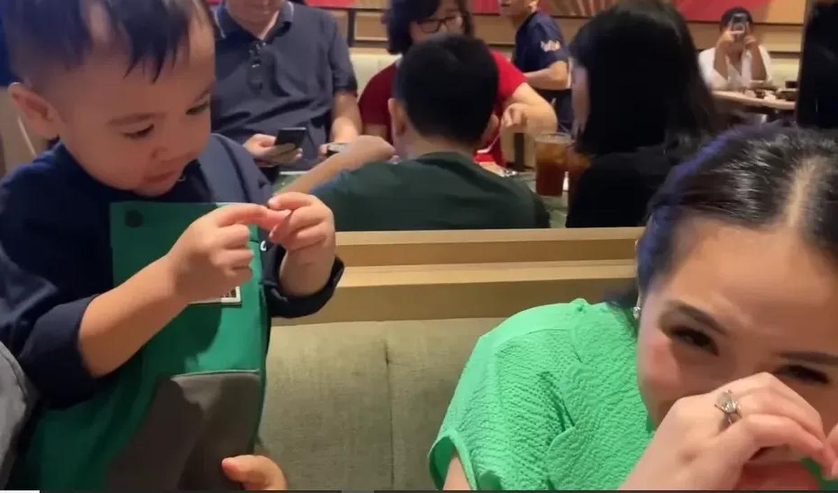 Nagita tampak langsung tertawa melihat tingkah Rayyanza. Dia tampak ikut gemas melihat ekspresi sang anak. Nagita kemudian mencium pipi sang anak.