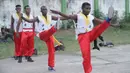 Sejumlah pemuda Tanzania dari Dragon Warriors Club berlatih kungfu di pusat kota Dar es Salaam, Tanzania, pada 25 Agustus 2020. Kungfu, seni bela diri China semakin populer di kalangan anak muda Tanzania. (Xinhua)