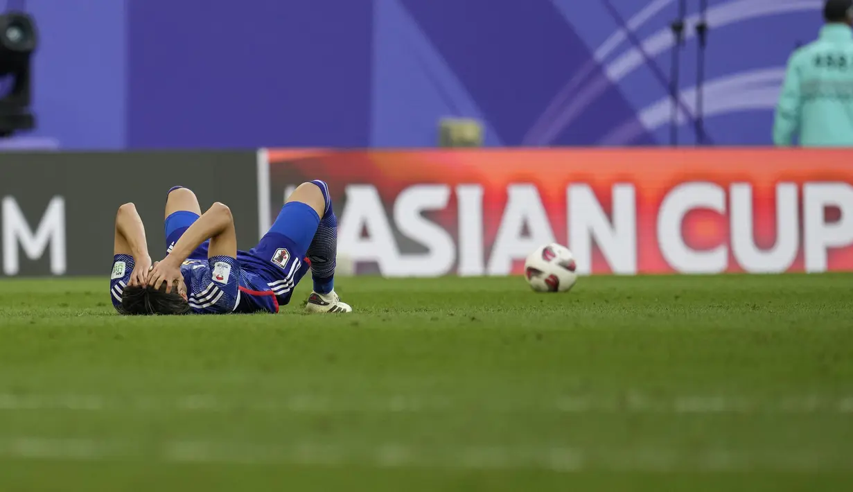 Reaksi seorang pemain Jepang setelah timnya kalah dari Iran pada laga perempat final Piala Asia 2023 di Education City Stadium, Al Rayyan, Sabtu (03/02/2024) WIB. (AP Photo/Aijaz Rahi)
