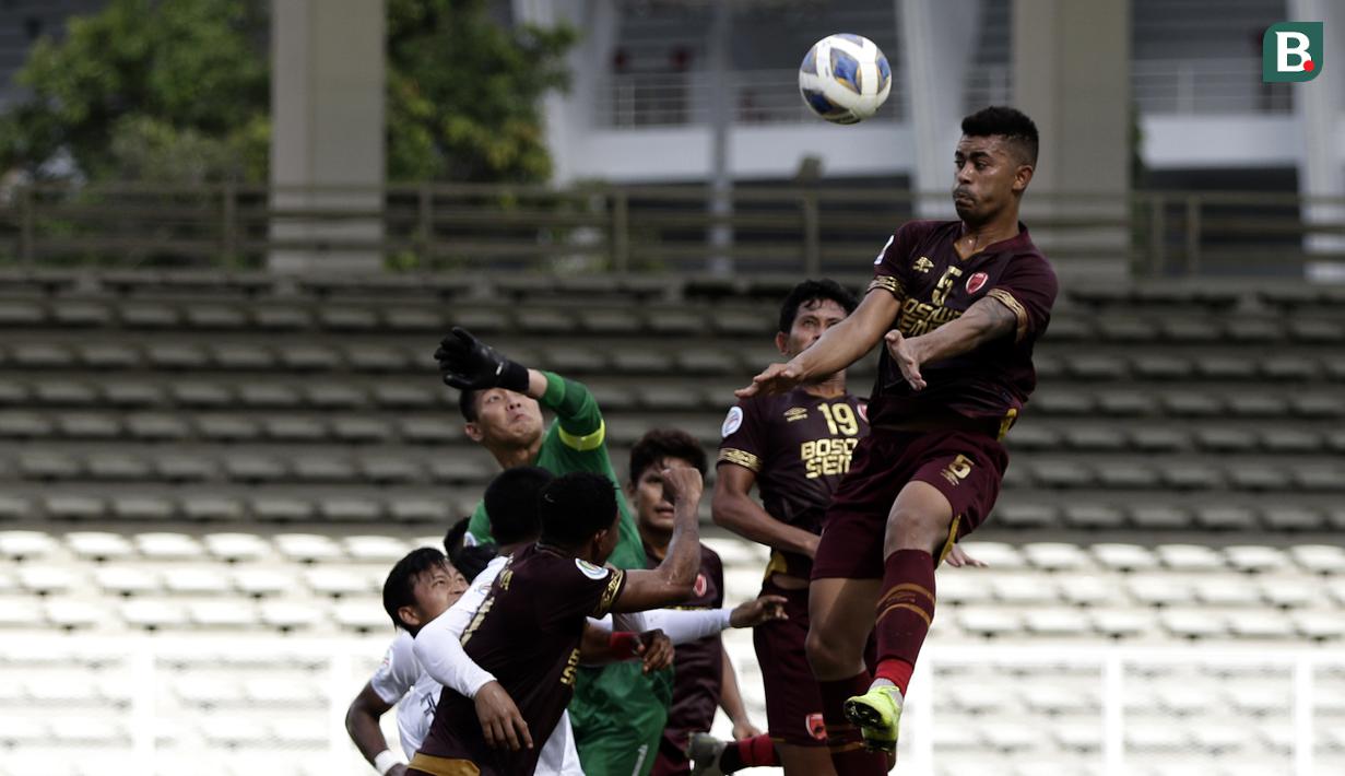 Bek PSM Makassar, Hussein El Dor, berusaha menyundul bola saat melawan Shan United pada laga Piala AFC 2020 di Stadion Madya, Senayan, Jakarta, Rabu (26/2). PSM menang 3-1 atas Shan United. (Bola.com/Yoppy Renato)