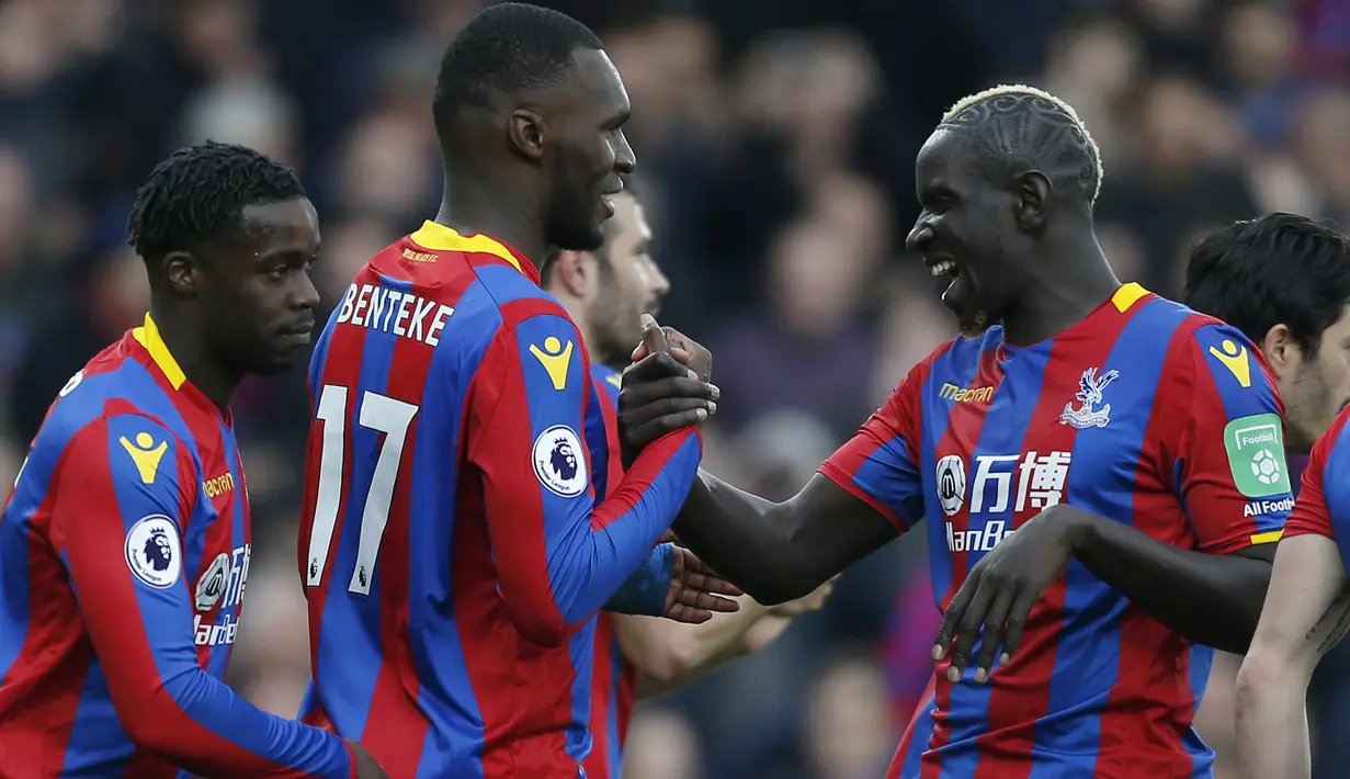 Gol Christian Benteke (tengah) ke gawang Leicester City menutup pesta gol Crystal Palace pada lanjutan Premier League di Selhurst Park, London, (28/4/2018). Crystal Palace menang 5-0. (AFP/Ian Kington)