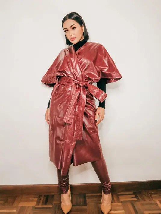 Kemudian Denada menceritakan jenis-jenis obat yang harus dikonsumsi para pejuang kanker, termasuk anaknya. Denada juga menceritakan dosis minum dari obat-obat tersebut. (Instagram/denadaindonesia)