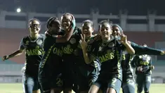 Pemain Tira Persikabo Putri merayakan gol yang dicetak Helsya Maeisyaroh ke gawang PSIS Semarang pada lanjutan laga Liga 1 Purtri 2019 di Stadion Pakansari, Bogor, Kamis (7/11). Tira Persikabo Putri menang 2-0 atas PSIS Semarang. (Bola.com/Yoppy Renato)