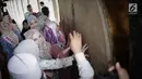 Peserta Puteri Muslimah Asia 2018 melihat bedug saat tour Mesjid Istiqlal, Jakarta, Kamis (3/4). Ajang Putri Muslimah Asia 2018 ini adalah kali pertama dilaksanakan. (Liputan6.com/Faizal Fanani)