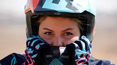 Juara Motocross Iran, Behnaz Shafiei jelang latihan di Parand, Teheran (27/2). Crosser cantik 28 tahun itu merupakan pembalap perempuan pertama di Iran. (AFP PHOTO/Atta Kenare)