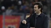 Pelatih Real Madrid Santiago Solari memberikan instruksi kepada pemainnya saat menghadapi AS Roma pada matchday kelima Grup G Liga Champions di Stadion Olimpico, Rabu (28/11/2018) dini hari WIB. (AP Photo/Andrew Medichini)