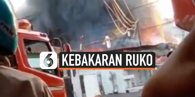 VIDEO: Ruko Terbakar, Petugas Padamkan Api dengan Cairan Khusus