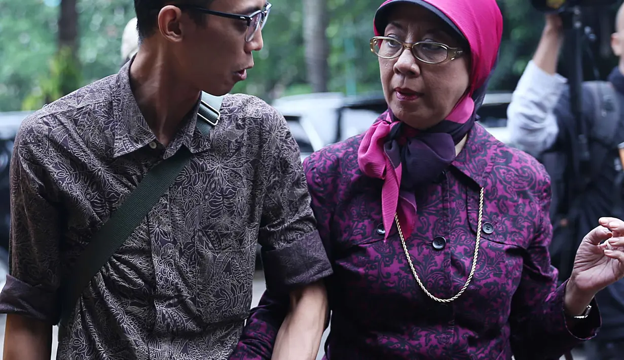 Jumat (30/9/2016) siang, Kiswinar bersama dengan ibundanya, Ariyani Soenarto didampingi kuasa hukumnya, Ferry Amahorseya, mendatangi Polda Metro Jaya guna berkonsultasi terkait pencemaran nama baik keluarganya. (Nurwahyunan/Bintang.com)