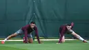 Bek Liverpool, Trent Alexander-Arnold (kiri) bersama rekan setimnya saat berlatih di kompleks pelatihan Melwood, Liverpool, Inggris, Senin (17/9). Liverpool akan menjamu Paris Saint-Germain (PSG) di Liga Champions 19 September 2018. (Paul ELLIS/AFP)