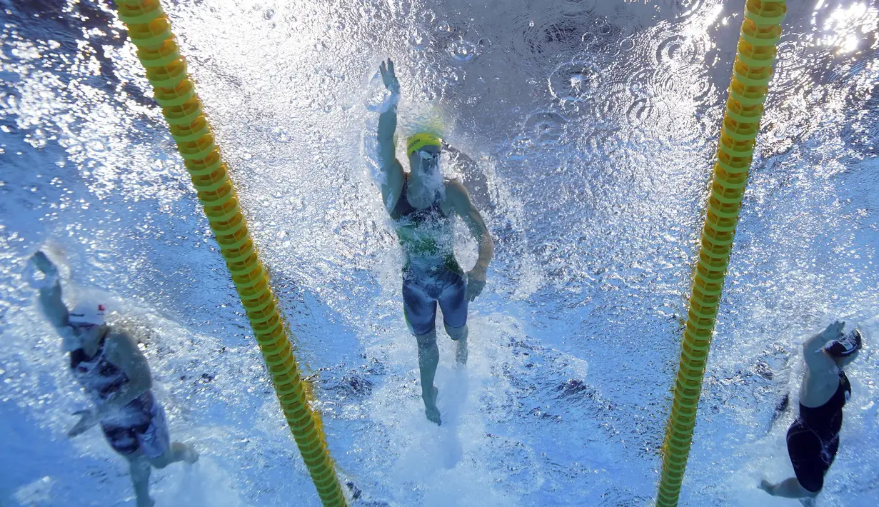 Perenang Australia Emma McKeon (tengah) berenang gaya bebas 100 meter putri Olimpiade Tokyo 2020 di Tokyo, Jepang, Rabu (28/7/2021). Sepanjang sejarah Olimpiade, tidak ada perenang putri yang membuat pencapaian seperti McKeon. (AP Photo/David J. Phillip)