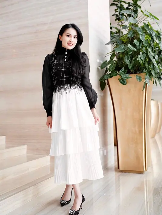 Namun sebagai ibu yang ingin mengajarkan anaknya sejak dini, Sandra Dewi berusaha memberikan penjelasan kepada sang suami. Bukan syuting pada umumnya, namun sambal bermain anak-anaknya bisa menghasilkan uang. (Instagram/sandradewi88)