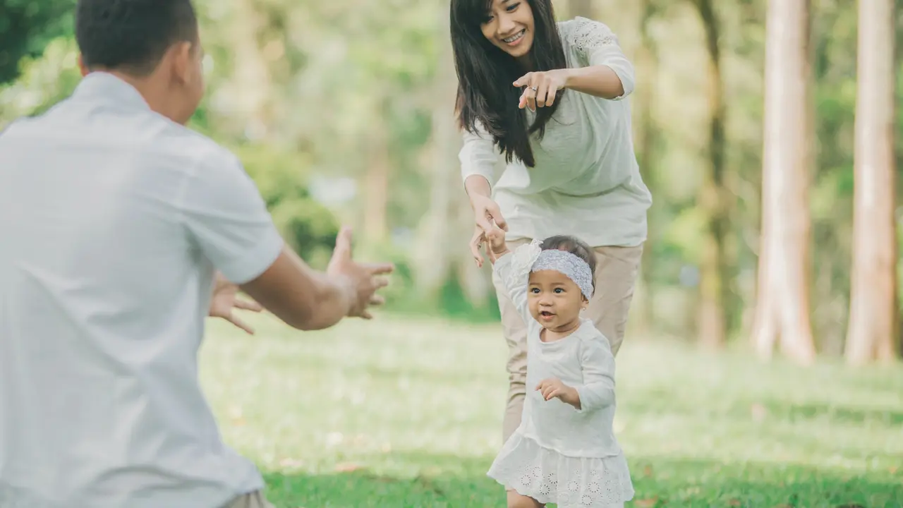 keluarga february bayi berjalan