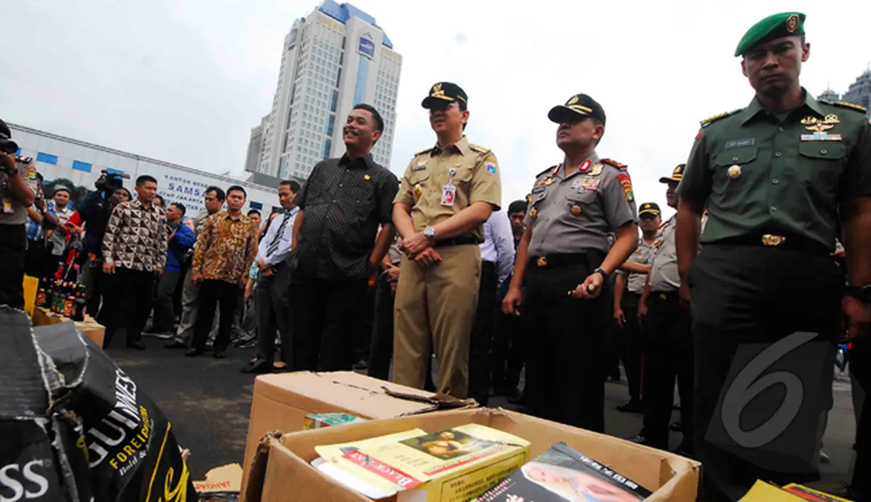 Aparat kepolisian mengungkap hasil operasi pemberantasan premanisme di Mapolda Metro Jaya, Jakarta, Selasa (3/2/2015). Gubernur DKI Jakarta, Basuki T Purnama saat menghadiri rilis hasil operasi Pemberantasan Premanisme. (Liputan6.com/JohanTallo)
