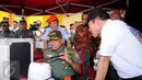 Panglima TNI Jenderal TNI Gatot Nurmantyo (tengah) melihat hasil pengambilan gambar film ”I Leave My Heart In Lebanon-Garuda 23” di Halim Perdanakusuma, Jakarta, Jumat (29/7). Film bertema misi perdamaian pasukan TNI. (Liputan6.com/Helmi Fithriansyah)