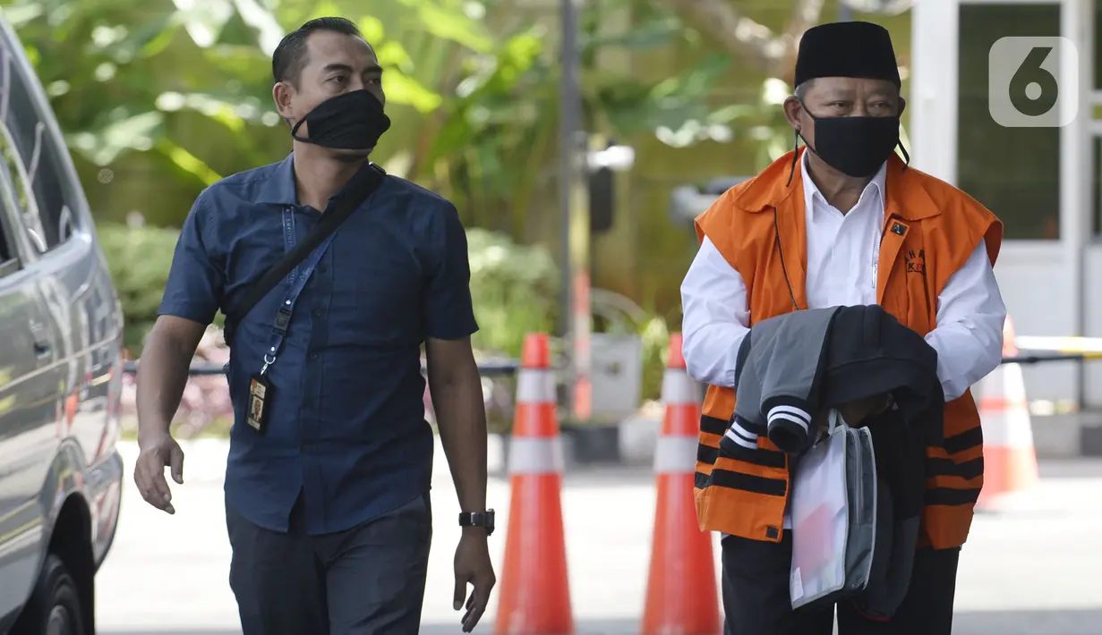 Bupati nonaktif Sidoarjo Saiful Ilah (kanan) tiba di Gedung KPK, Jakarta, Selasa (7/4/2020). Saiful Ilah akan menjalani pemeriksaan lanjutan sebagai tersangka untuk melengkapi berkas terkait dugaan menerima suap proyek infrastruktur di Dinas PUPR Kabupaten Sidoarjo. (merdeka.com/Dwi Narwoko)